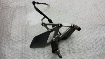 подножка кронштейн передний правый лапка тормоза Honda CBR 600 F3 1996