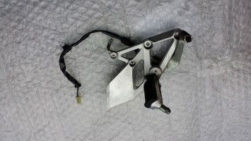 подножка кронштейн передний правый лапка тормоза Honda CBR 600 F3 1996