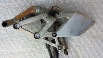 подножка кронштейн передний правый лапка тормоза Honda CBR 600 F3 1995