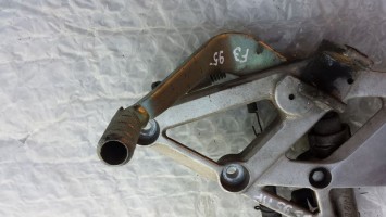 подножка кронштейн передний правый лапка тормоза Honda CBR 600 F3 1995