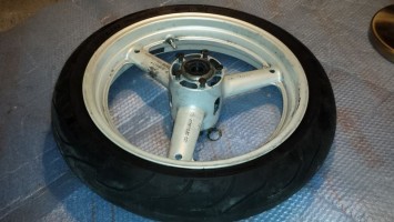 Диск колесо резина перед Suzuki GSX-R 600 SRAD 1997