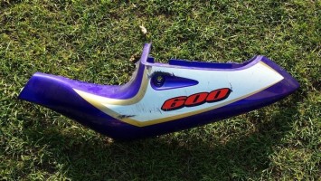 Пластик Левая боковинка хвоста жопы Suzuki GSX-R 600 750 SRAD 1996-2000